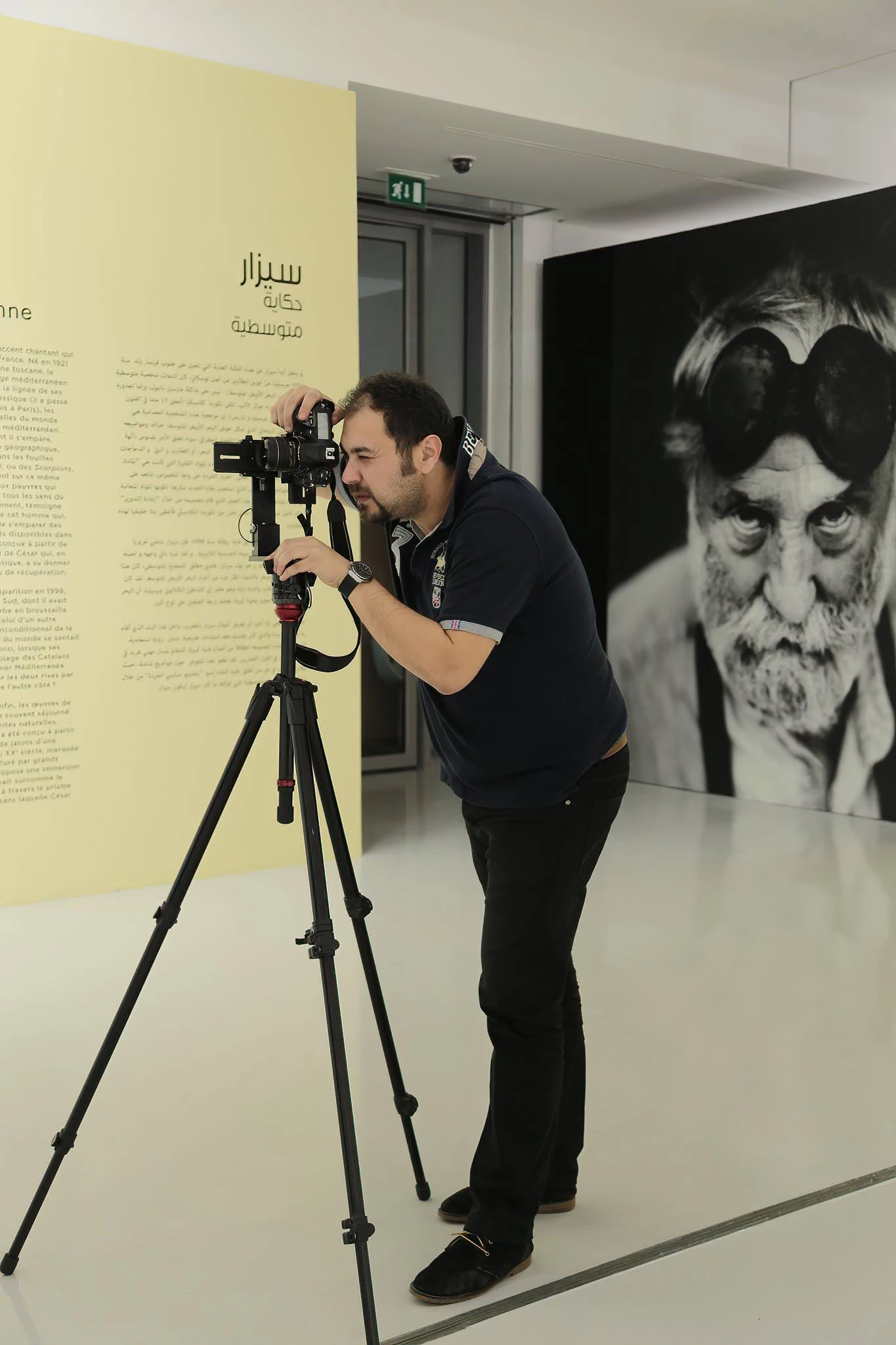 Photographe Visite360.ma en tournage avec un appareil DSLR et objectif fisheye, au Musée Mohammed VI d'Art Moderne et Contemporain à Rabat, pour une visite virtuelle 360°.