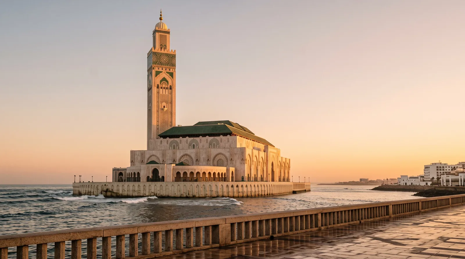 Mosquée Hassan II à Casablanca au bord de l'océan Atlantique, au coucher du soleil